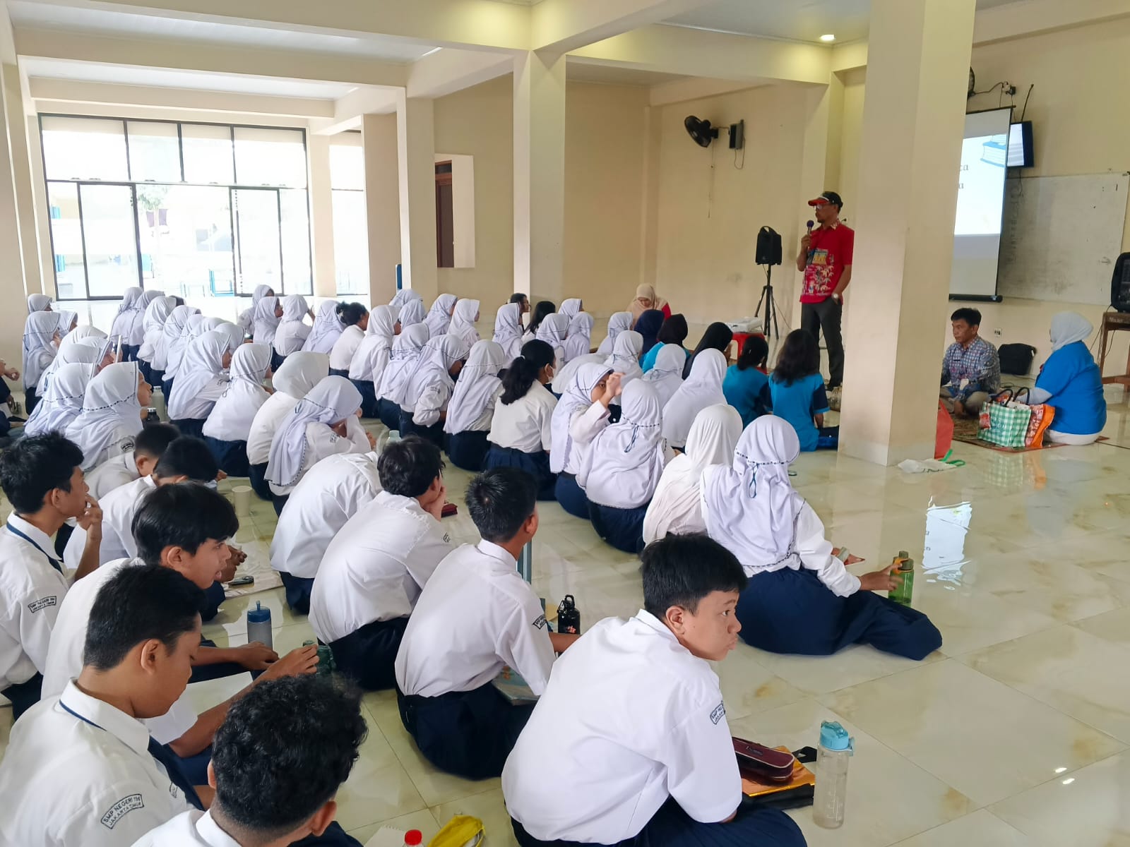 Roadshow Workshop Membaca Ke SMP Negeri 195 Jakarta